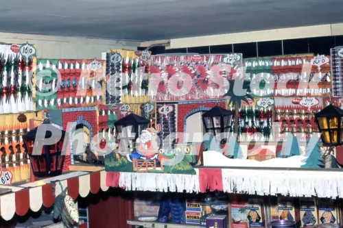 A British grocery shop seen at Christmas in the 1950s 52741689902 o 20250419 144734
