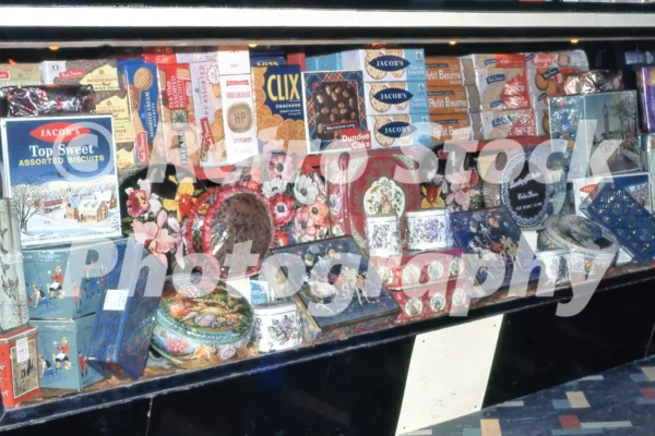 A British grocery shop seen at Christmas in the 1950s 52742695523 o 20250419 144737