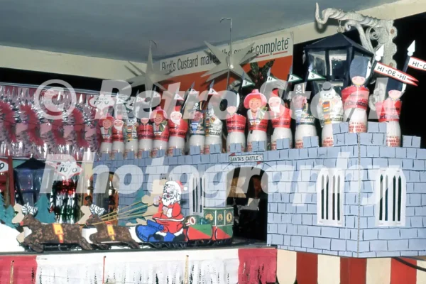 A British grocery shop seen at Christmas in the 1950s 52742695838 o 20250419 144738