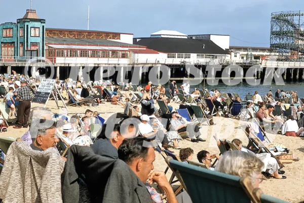 Clacton beach and pier 1950s 52742465864 o 20250419 144812