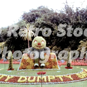 Humpty Dumpty flower display Parade Gardens Bath 1960 30075633597 o