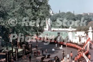 buckingham gate london queens coronation 1953 52741168831 o