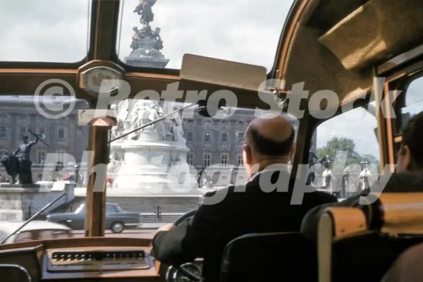 bus at buckingham palace london 1961 52387260475 o