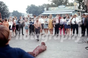 johnny eagle escapologiststreet performer tower of london 1968 52783767692 o