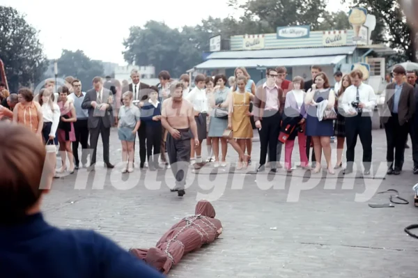 johnny eagle escapologiststreet performer tower of london 1968 52783767692 o