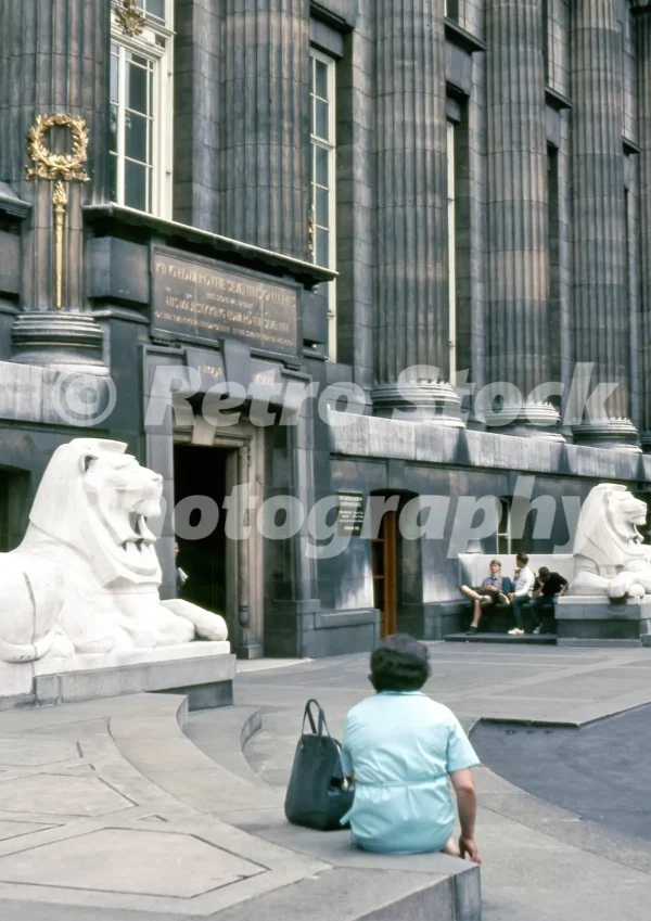 lions outside the british museum london 1967 52784549034 o