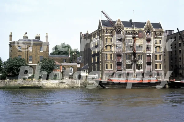 olivers wharf river thames wapping london 1969 52784655480 o