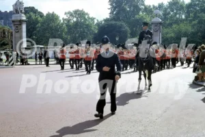 outside buckingham palace london 1964 52784663995 o