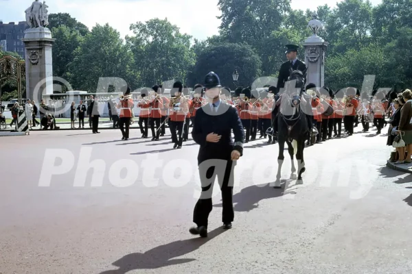 outside buckingham palace london 1964 52784663995 o