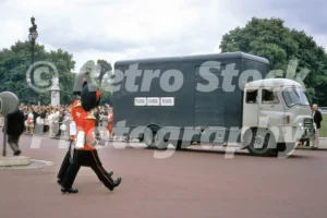 outside buckingham palace london 1971 52741428753 o