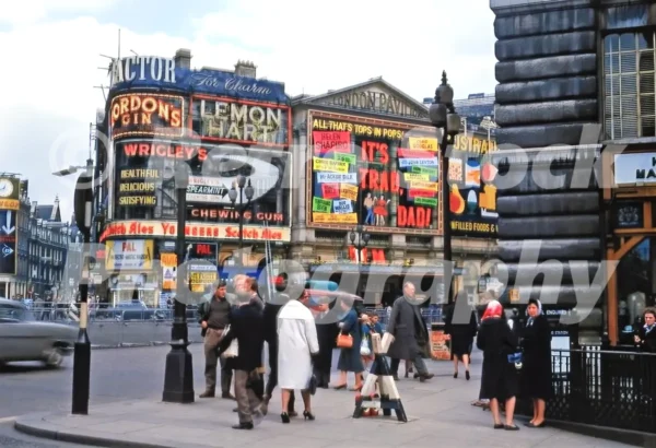 piccadilly circus london 1962 45148455285 o