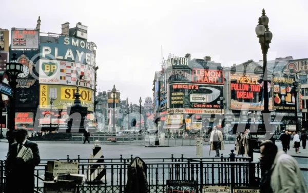piccadilly circus london 1962 52784718178 o