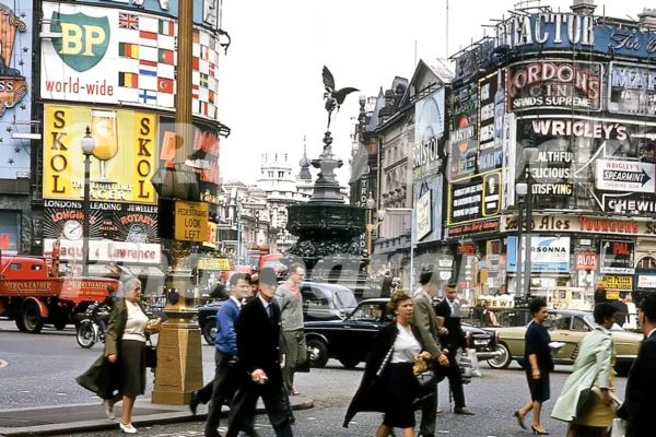 piccadilly circus london 1964 52784320291 o