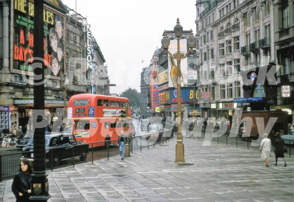 piccadilly circus london 1964 52784543119 o