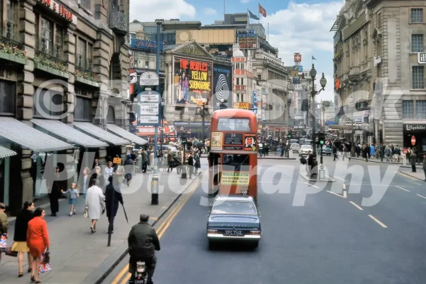 piccadilly circus london 1968 52783894022 o
