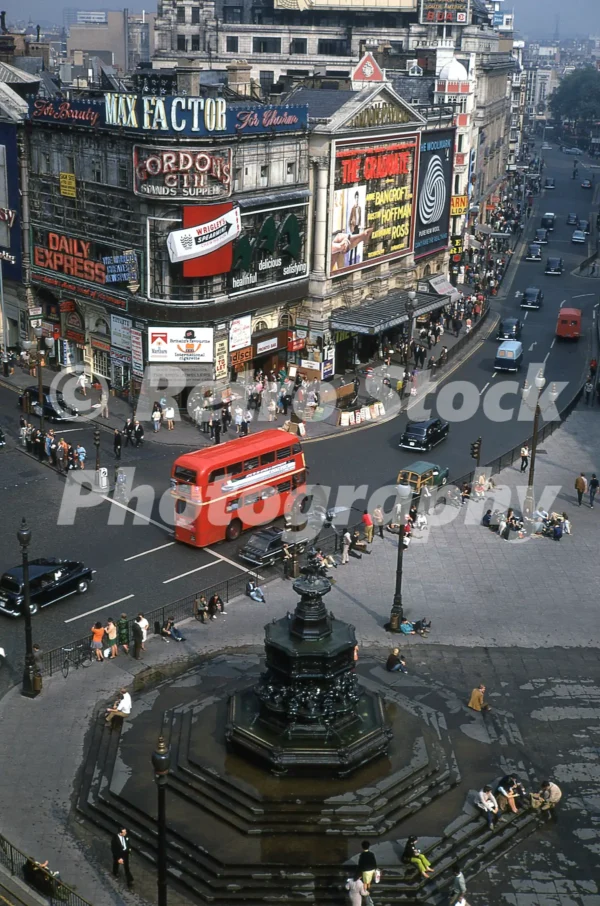 piccadilly circus london 1968 52784274936 o