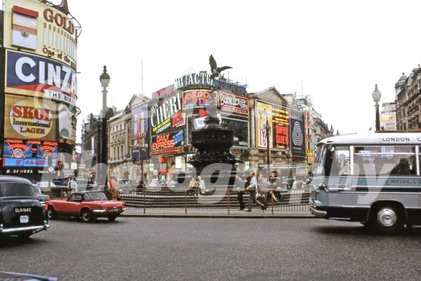 piccadilly circus london 1969 36847390804 o