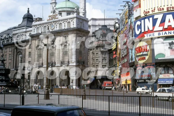 piccadilly circus london 1969 45477484951 o