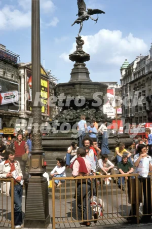 piccadilly circus london 1975 52741352473 o