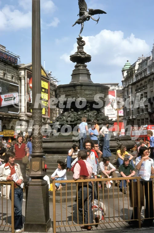 piccadilly circus london 1975 52741352473 o