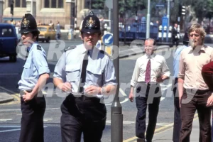 Police outside the Old Bailey, London 1977 - Vintage photo