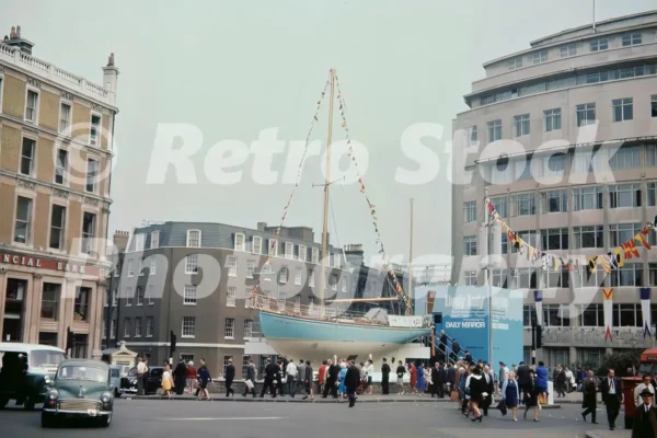 the lively lady boat in holborn circus london 1968 35635867884 o