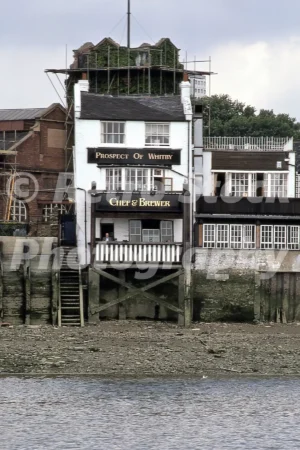 Prospect of Whitby, Wapping 1986