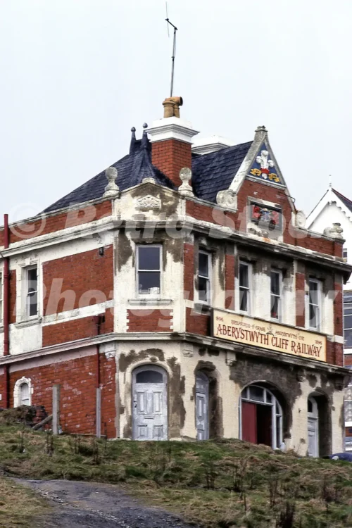 old photo of the Aberystwyth Cliff Railway lower station in 1984 with its bilingual sign and Victorian red-brick frontage