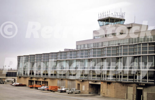 A 1960s colour photo of the glass-walled L.C. Smith Terminal and air traffic control tower at Detroit Metropolitan Wayne County Airport in 1968.