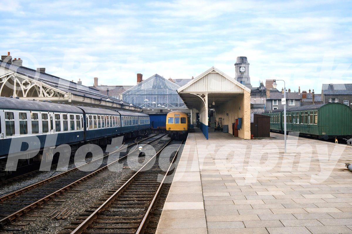 1970s photo of Aberystwyth railway station, with British Rail coaches, a DMU at the platform and green camping coaches used by the Vale of Rheidol Railway supporting society.