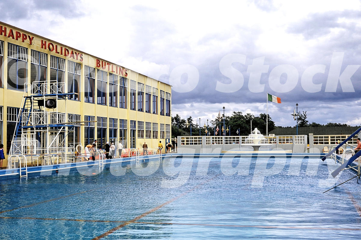 Butlins Mosney outdoor pool in Ireland in the 1950s with diving stages, fountain, Irish tricolour and Butlin’s sign