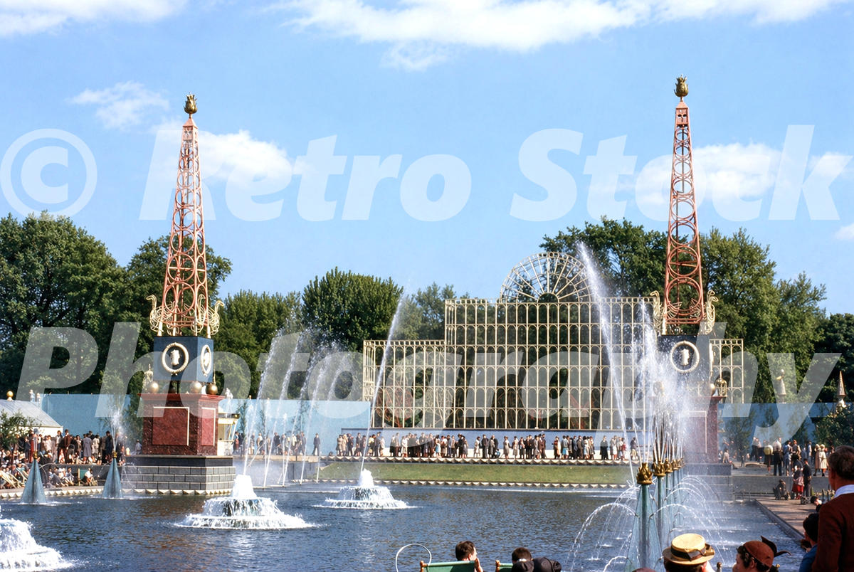 Vintage 1950s colour photo of Fountain Lake and the Giant Fern House at the Festival Pleasure Gardens in Battersea Park, London.