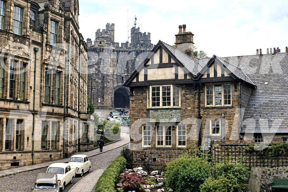lancaster-castle-1958_55232154700_o 1950s view of Lancaster Castle from Castle Hill, with cobbled street, parked cars and historic stone buildings.