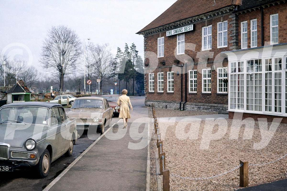 1970s colour photo of The Swan’s Nest in Stratford-upon-Avon, with a Sunbeam Rapier and Ford Corsair parked outside.