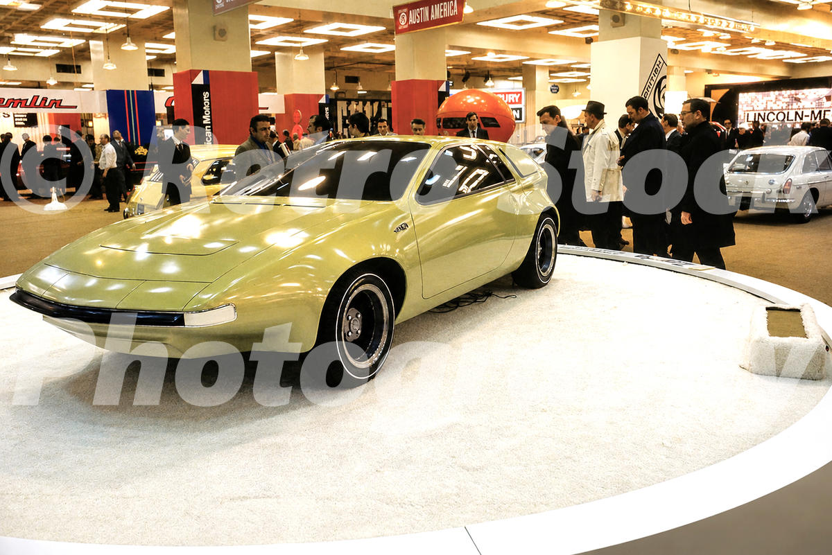 A 1970s colour photo of the wedge-shaped lime green Austin Zanda concept car on a rotating white circular stage at the 1970 New York Auto Show.